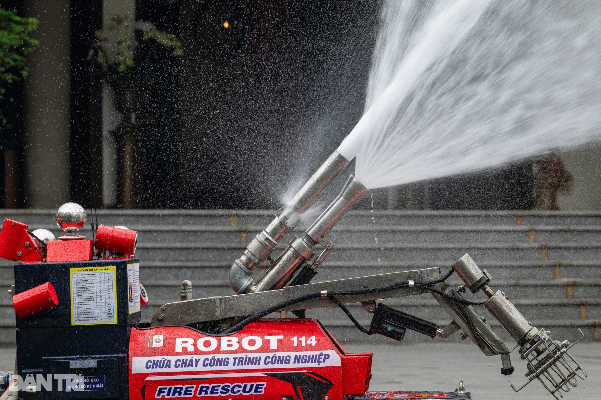 Mãn nhãn robot cứu hỏa Việt Nam trình diễn phun vòi rồng, vượt chướng ngại - 13 Mãn nhãn robot cứu hỏa Việt Nam trình diễn phun vòi rồng, vượt chướng ngại - 13