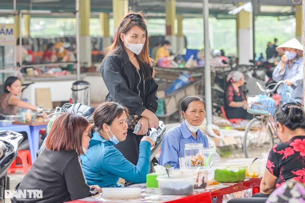 Giới trẻ thích thú đến chợ phiên ở Hà Nội vì một món ăn đặc biệt - 7 Giới trẻ thích thú đến chợ phiên ở Hà Nội vì một món ăn đặc biệt - 7