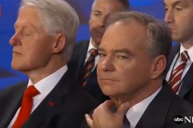 Cựu Tổng thống Clinton ngủ gật khi nghe vợ phát biểu tại đại hội đảng