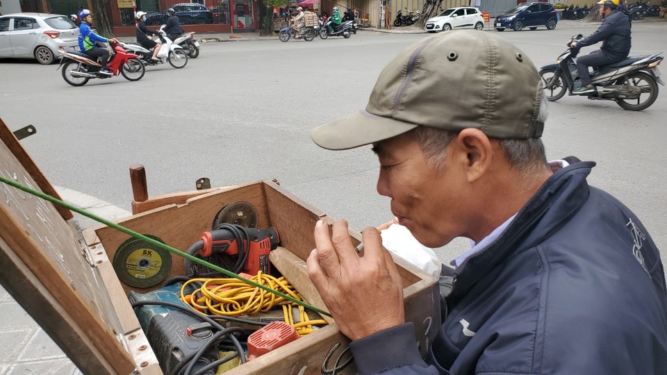 Nghề cầm cưa đứng phố ngóng Tết - 1 Nghề cầm cưa đứng phố ngóng Tết - 1