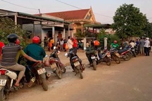 Ông bà bị điện giật tử vong, cháu bé trên lưng người ông thoát chết