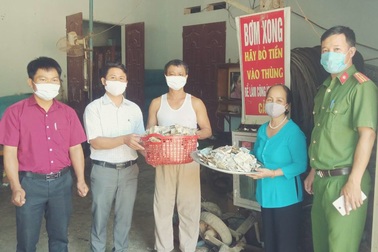 Vợ chồng nghèo tặng toàn bộ tiền sửa xe trong một năm để chống Covid-19