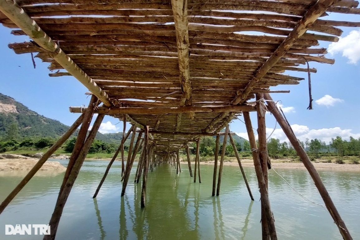 Nín thở lưu thông trên cây cầu tạm bắc qua sông Hà Thanh - 6 Nín thở lưu thông trên cây cầu tạm bắc qua sông Hà Thanh - 6