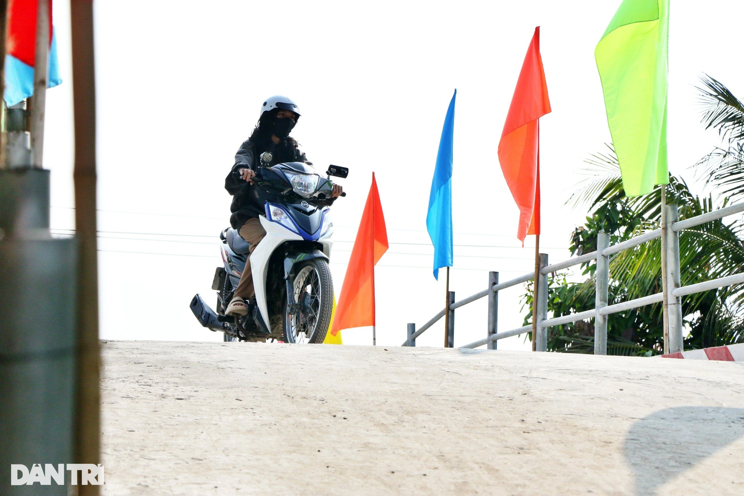 Cầu Dân trí to đẹp quá chú ơi, xóm làng sẽ khang trang, phát triển hơn - 8 Cầu Dân trí to đẹp quá chú ơi, xóm làng sẽ khang trang, phát triển hơn - 8