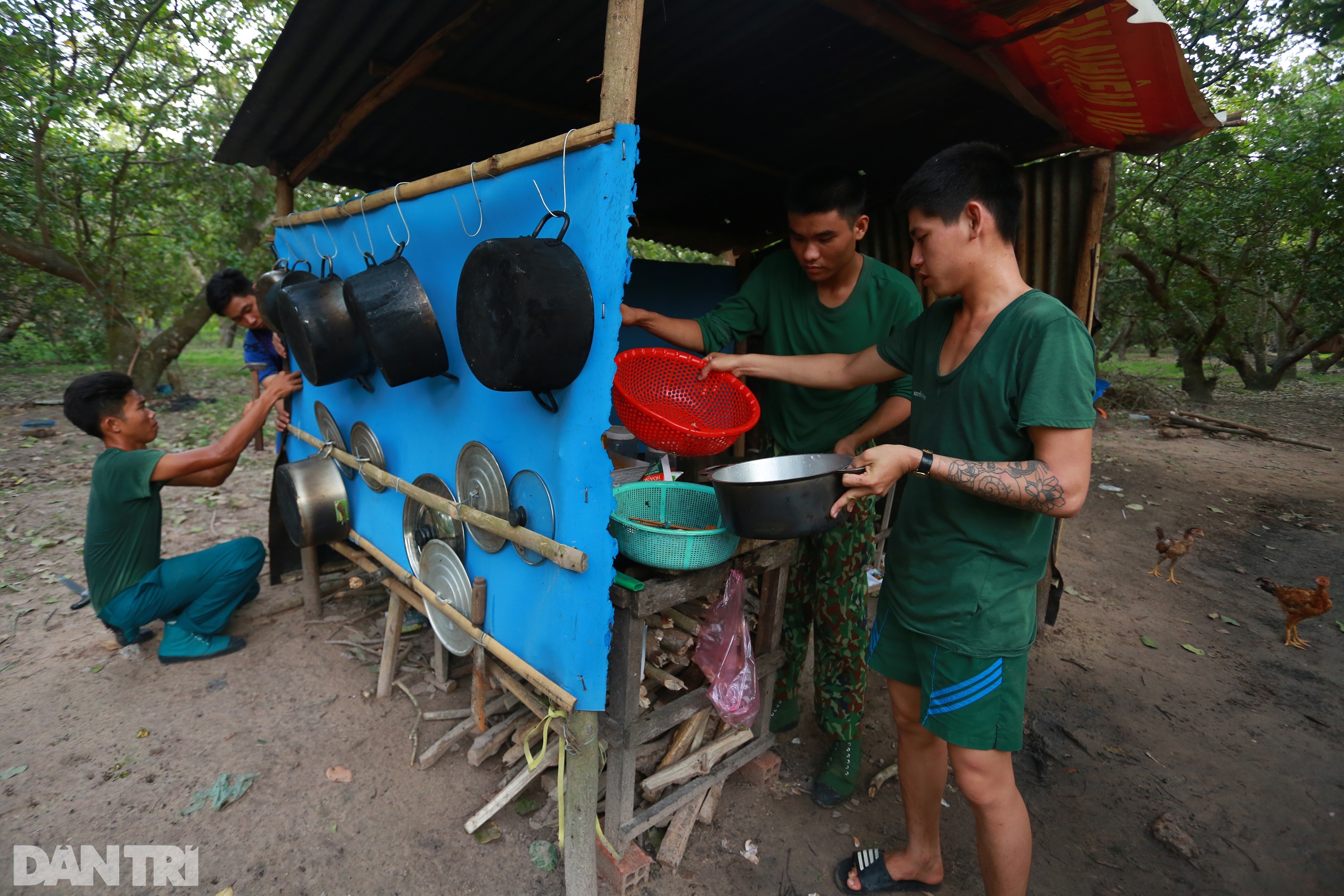 Trắng đêm giữa rừng làm tường lửa chống dịch ở biên giới Tây Nam - 21 Trắng đêm giữa rừng làm tường lửa chống dịch ở biên giới Tây Nam - 21