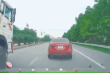 Chuyển làn bất cẩn, ô tô con lao vào đầu xe tải