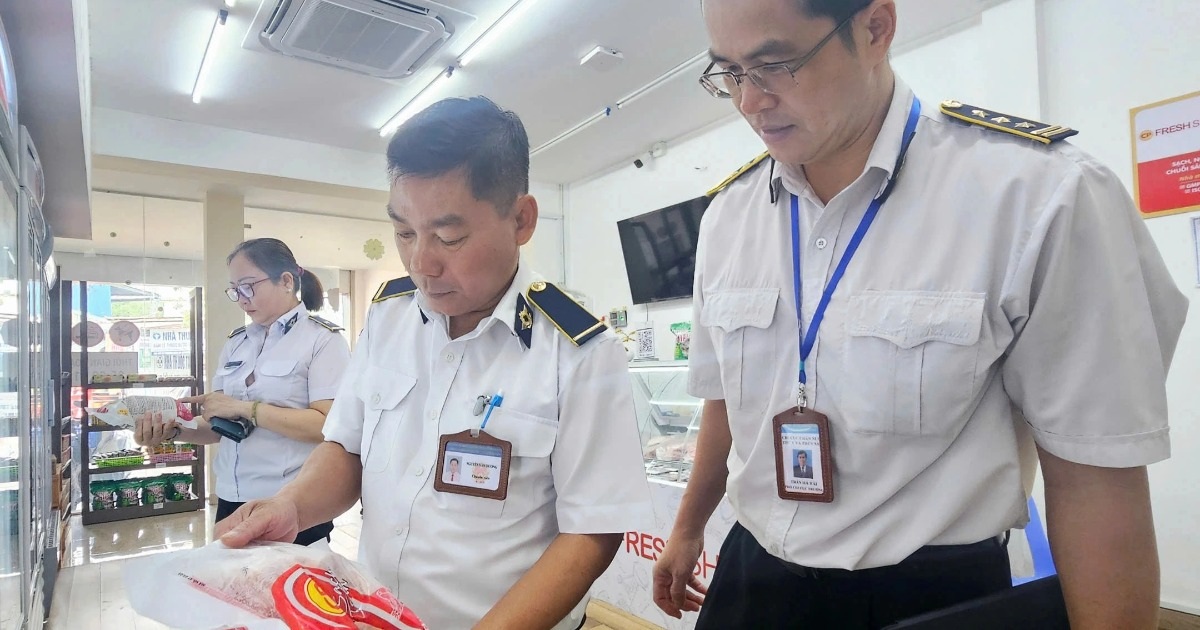 Đồng loạt kiểm tra nhiều cửa hàng của Công ty C.P Việt Nam tại Bình Dương