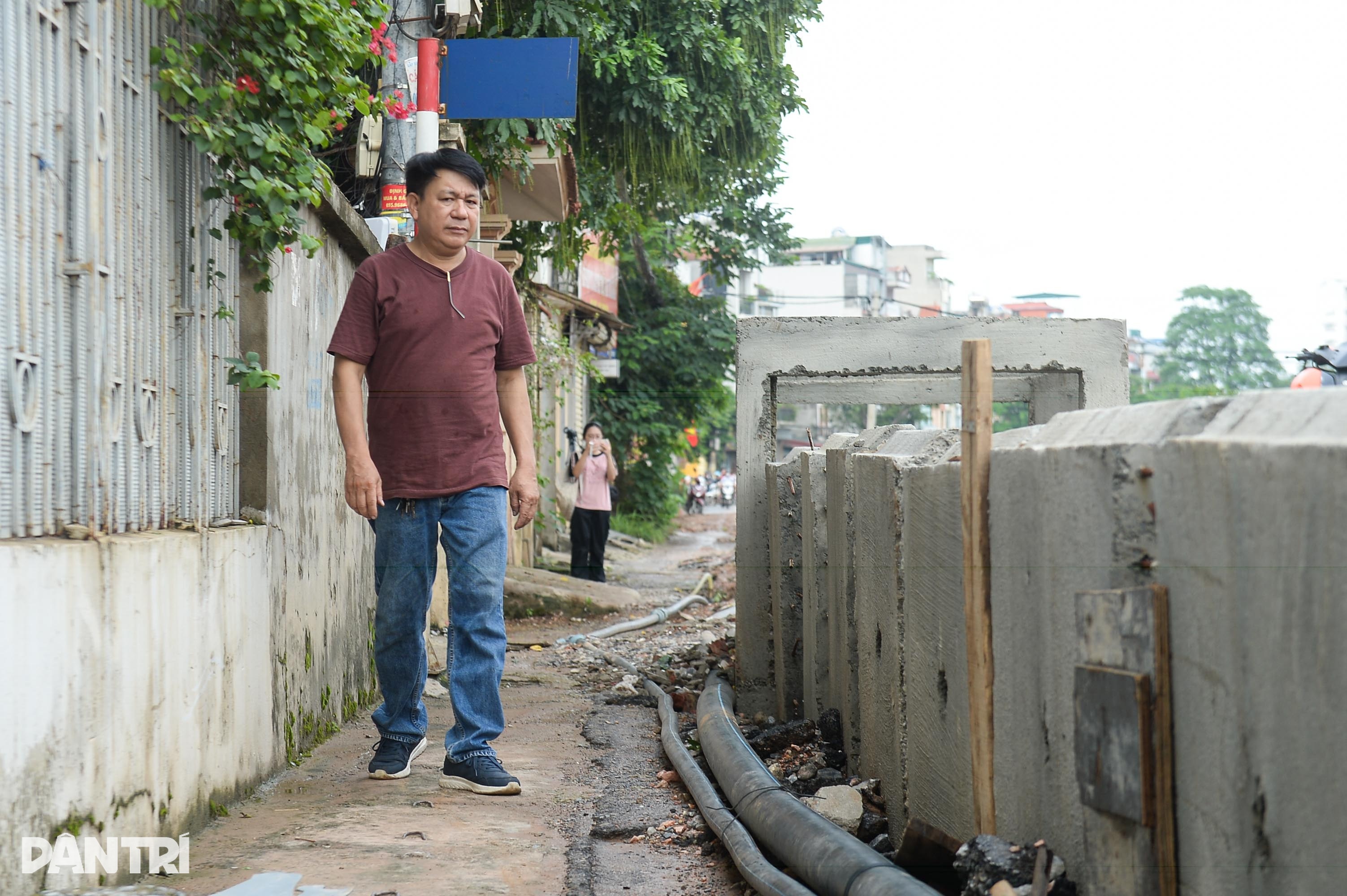 Hà Nội: Thi công đường cao hơn nền nhà dân 1m khiến nhiều gia đình khốn khổ - 9 Hà Nội: Thi công đường cao hơn nền nhà dân 1m khiến nhiều gia đình khốn khổ - 9