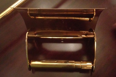 Đại gia Hà Thành: 140 cây vàng dát vòi xịt, hộp giấy toilet