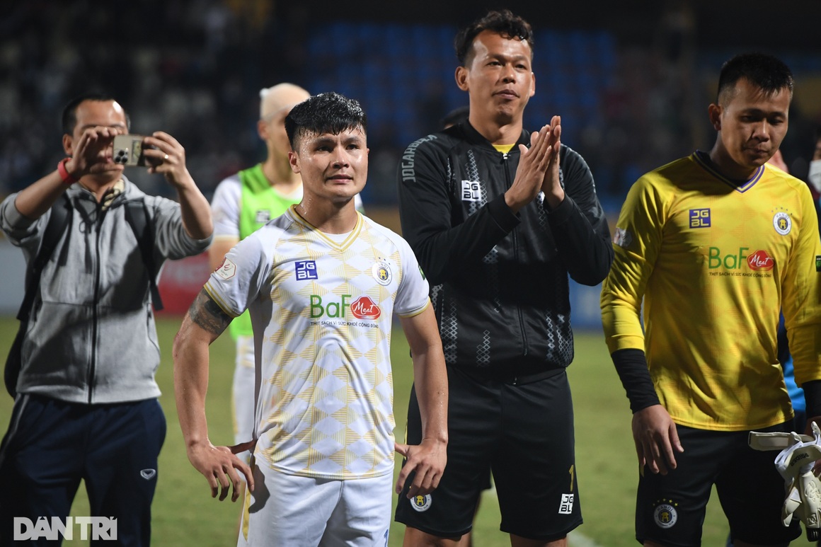 Quang Hải mắt đỏ hoe, ngậm ngùi nhìn khán giả trong ngày chia tay V-League - 6 Quang Hải mắt đỏ hoe, ngậm ngùi nhìn khán giả trong ngày chia tay V-League - 6