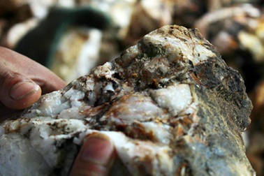 Khốc liệt cuộc săn tìm đá trắng, nuôi mộng đổi đời