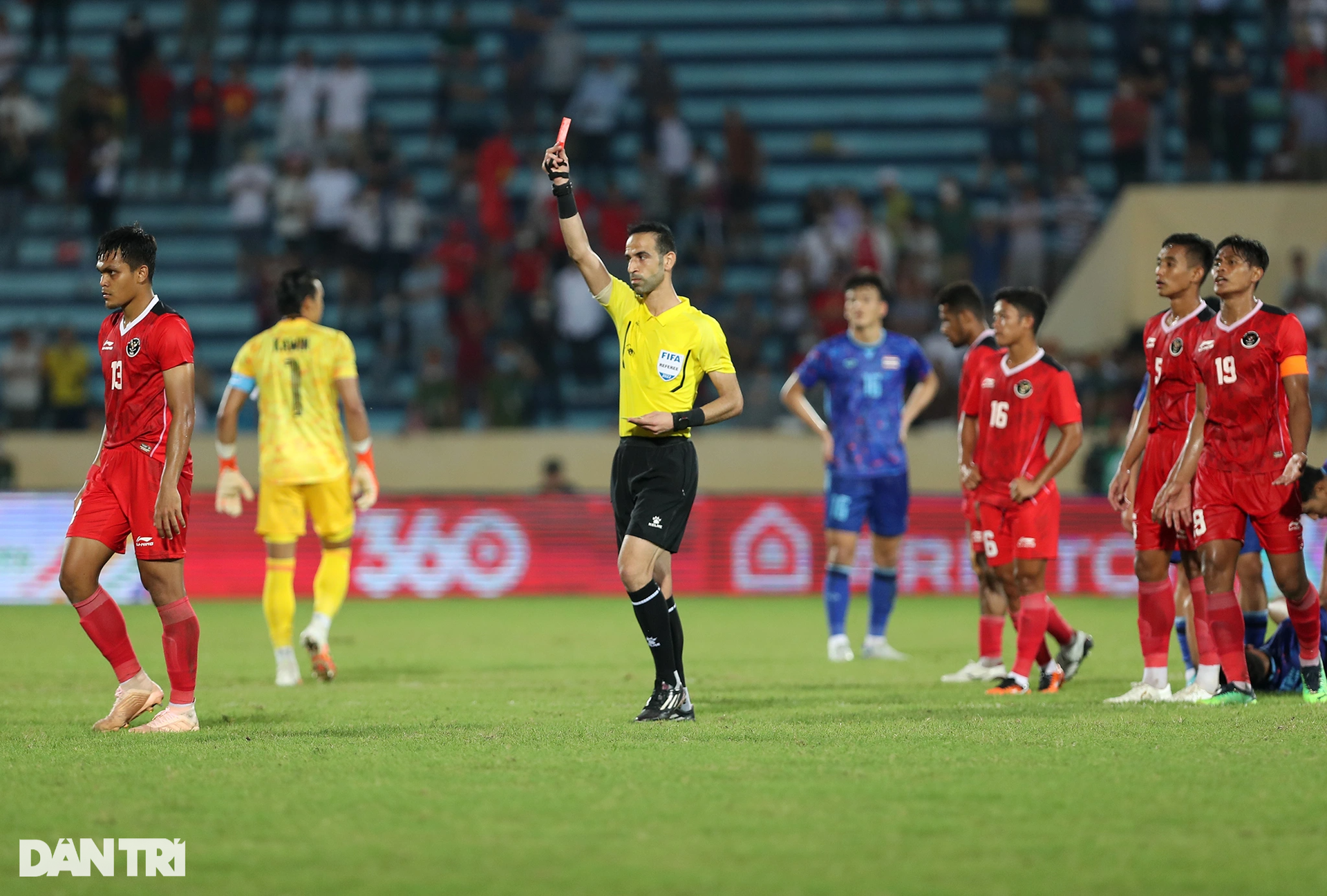 Màn xô xát giữa U23 Thái Lan và U23 Indonesia cùng 4 thẻ đỏ trong 3 phút - 10