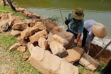 Thí điểm tu bổ bờ kè cổ 200 năm trước mặt Kinh thành Huế