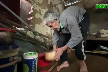 Ông Đặng Văn Bính (68 tuổi) bi mù lòa, còng lưng