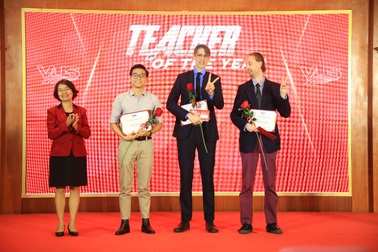 Hơn 2.000 giáo viên tiếng Anh được vinh danh là "người hùng" dịp 20/11