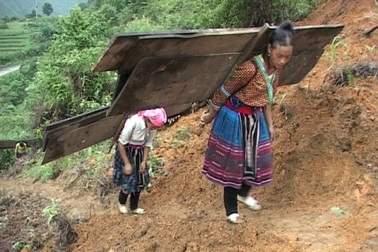 Núi "treo lơ lửng" trên đầu, hàng chục hộ dân sơ tán