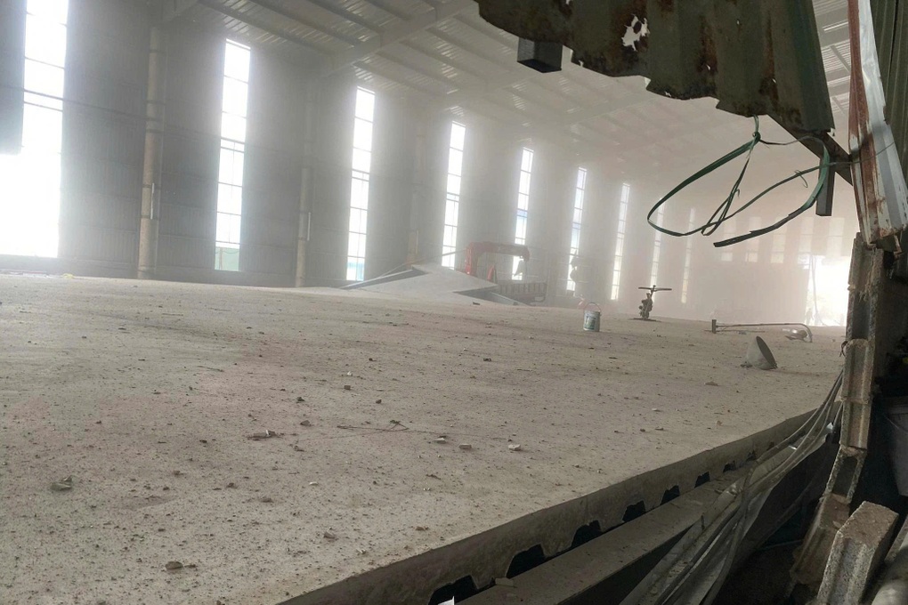 Sập sàn nhà xưởng trong khu công nghiệp ở Bình Dương, 2 người tử vong - 1
