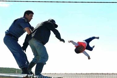 Sốc với cha ném con từ mái nhà để phản đối chính quyền