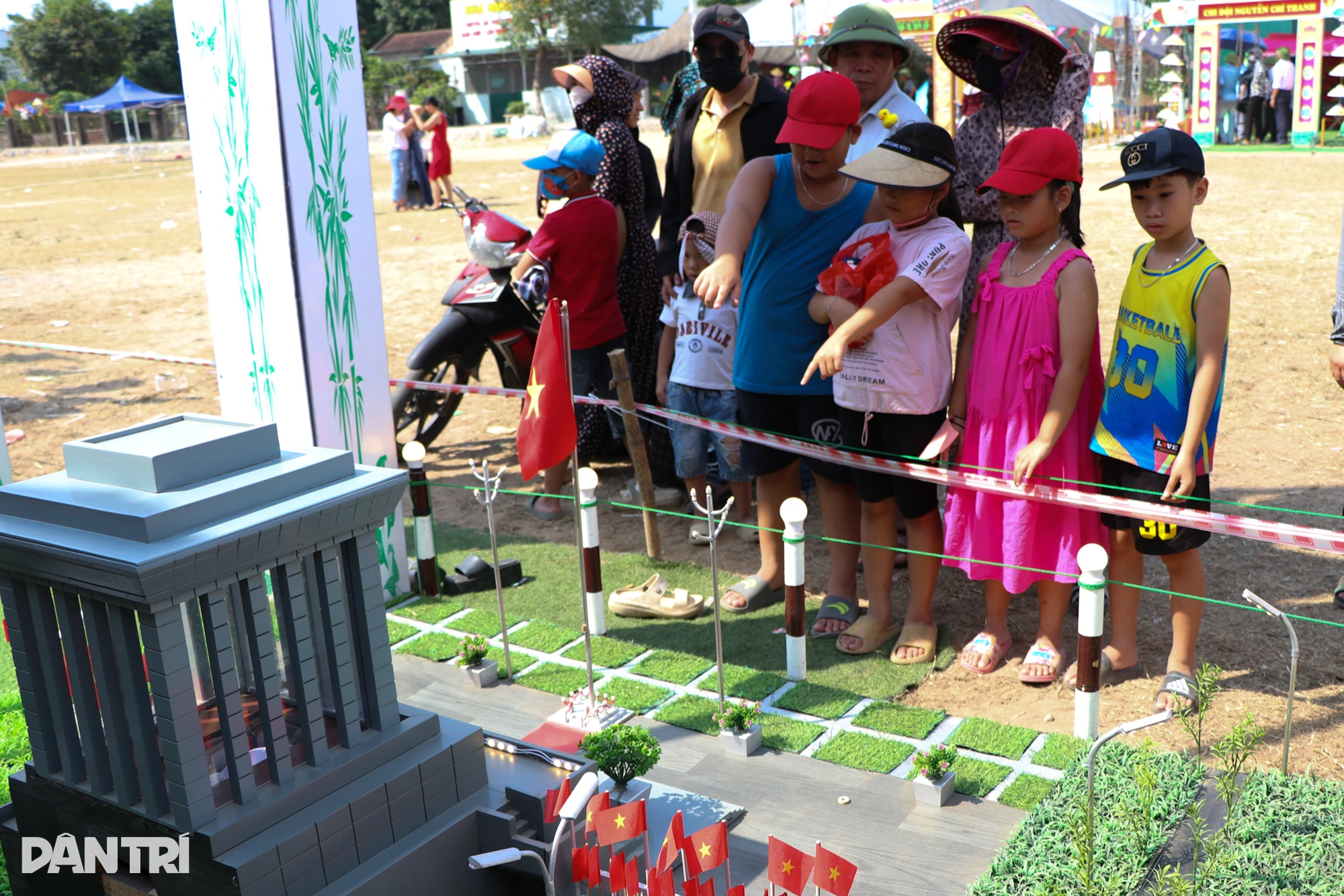 Admire os produtos das aldeias artesanais que competem no festival realizado a cada 5 anos - 7 Ngắm sản phẩm làng nghề thi tài tại hội trại 5 năm tổ chức một lần - 7