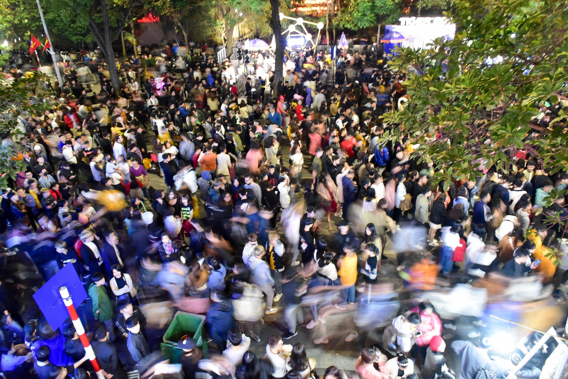 Hà Nội: Dòng người ùn ùn đổ về hồ Gươm đón năm mới 2020  - 8