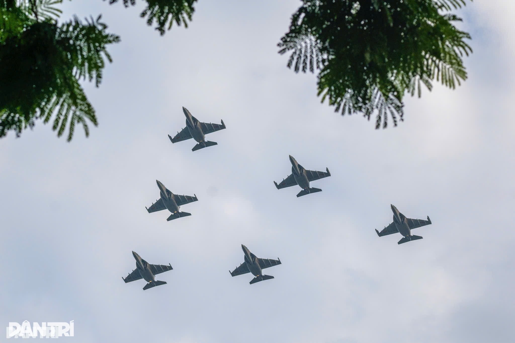 Mãn nhãn dàn tiêm kích SU-30MK2 thả bẫy nhiệt trên bầu trời Hà Nội - 10