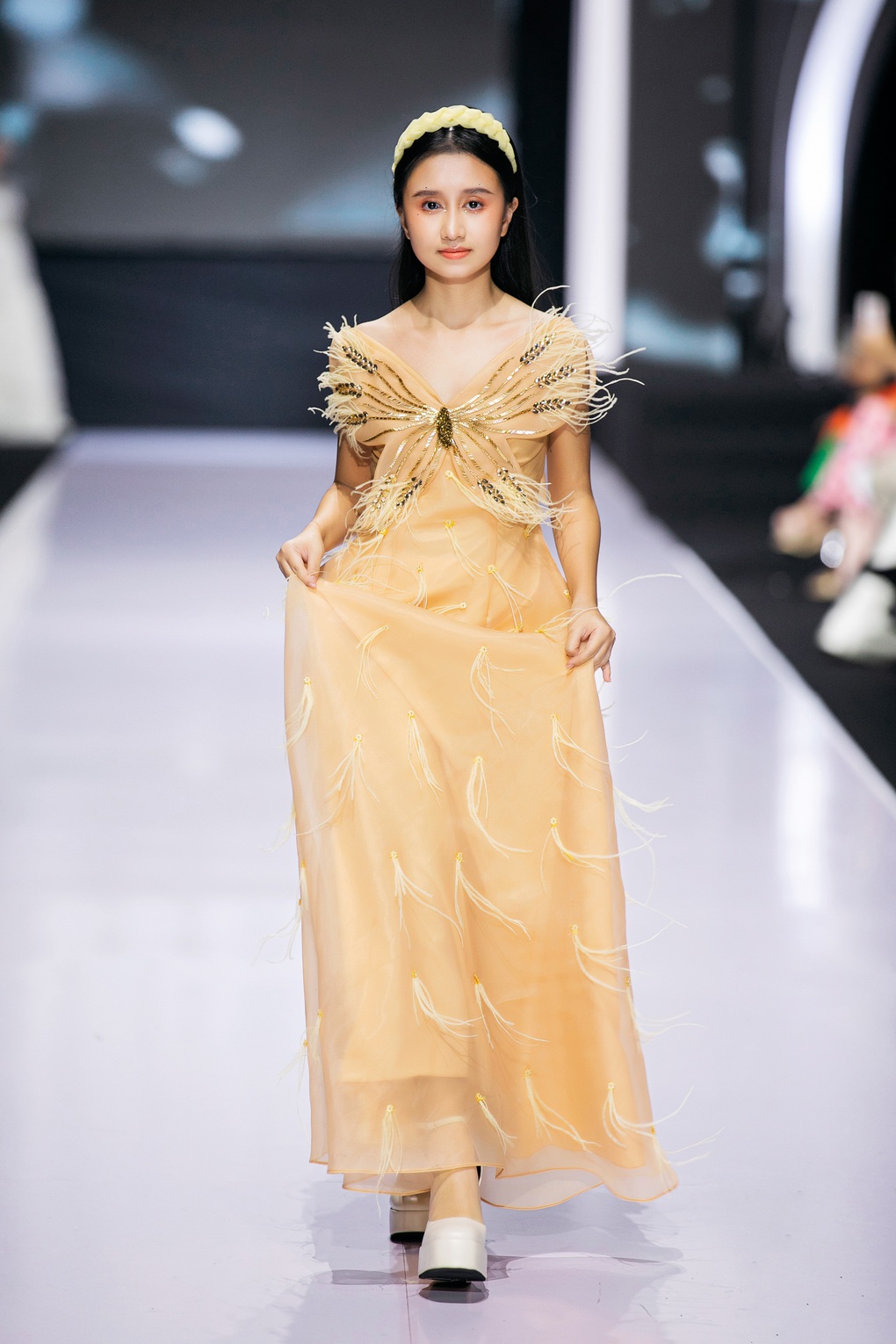 Mẫu nhí Nguyễn Ngọc Vân Anh thu hút tại Tuần lễ Thời trang Quốc tế Việt Nam - 1 Mẫu nhí Nguyễn Ngọc Vân Anh thu hút tại Tuần lễ Thời trang Quốc tế Việt Nam - 1
