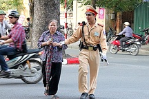 Khi nào sĩ quan công an được kéo dài tuổi phục vụ từ 5-10 năm?