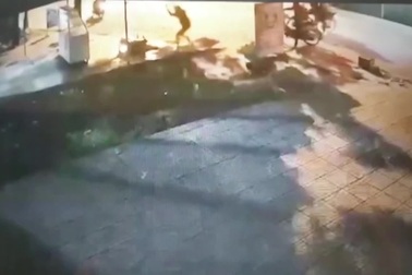 Camera ghi lại cảnh nhóm thanh thiếu niên hỗn chiến trong đêm