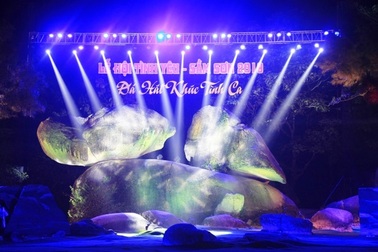 Tưng bừng lễ hội tình yêu hòn Trống Mái