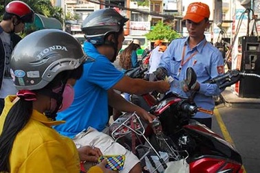 Bất thường trong cách tính thuế xăng?