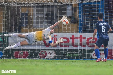 Văn Lâm cứu thua xuất thần giúp Bình Định hòa CLB Viettel