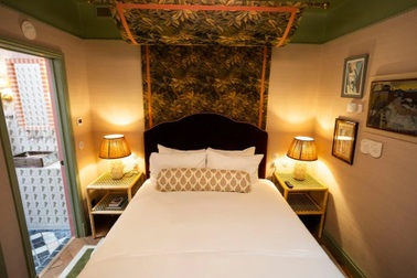 Khách sạn từng là WC công cộng có 2 phòng ở lòng đất, giá 6 triệu đồng/đêm