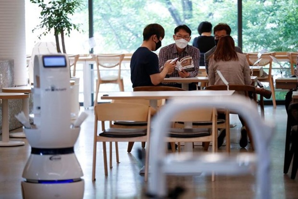 Quán càphê Hàn Quốc thuê robot để đảm bảo giãn cách xã hội - 1 Quán càphê Hàn Quốc thuê robot để đảm bảo giãn cách xã hội - 1