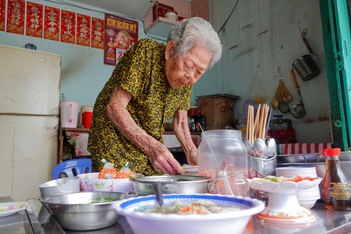 Cụ bà U90 nhóm bếp từ 3h, giữ quán bún của con gái đã khuất