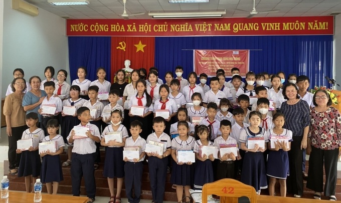 Những suất học bổng đã tạo thêm điều kiện vật chất và động lực cho các em học sinh vươn lên trong học tập.
