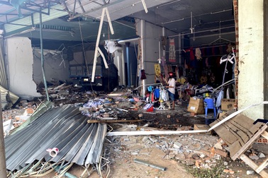 Hai ô tô cùng lao vào nhiều nhà dân bên đường