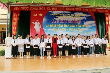 Về thăm trường cũ, nữ doanh nhân trẻ tặng học bổng đến học sinh hiếu học