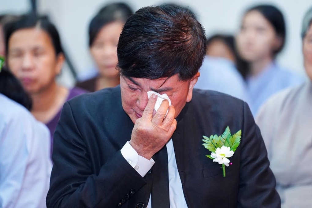 Ngọc Huyền túc trực sáng tối tại lễ tưởng niệm Diệp Lang, sức khỏe ra sao? - 4 Ngọc Huyền túc trực sáng tối tại lễ tưởng niệm Diệp Lang, sức khỏe ra sao? - 4