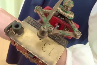 Độc đáo chiếc đồng hồ đeo tay, tự động viết ra giờ hiện tại… bằng mực