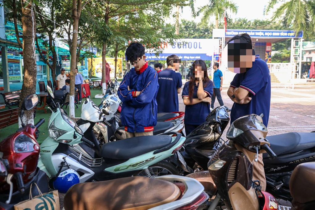 Kiểm tra đột xuất bãi xe trường học, CSGT phát hiện nhiều xe máy trên 50cc - 1 Kiểm tra đột xuất bãi xe trường học, CSGT phát hiện nhiều xe máy trên 50cc - 1