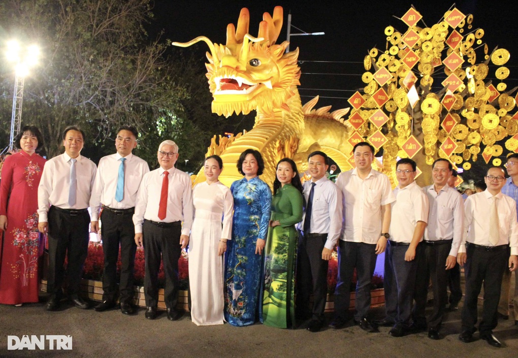 Trẻ con vui mừng nhận lì xì của Bí thư Tỉnh ủy Bình Dương - 2 Trẻ con vui mừng nhận lì xì của Bí thư Tỉnh ủy Bình Dương - 2