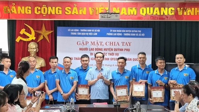 Ông Nguyễn Chiến Thắng, Phó giám đốc Sở LĐTB&XH Thái Bình tặng quà cho NLĐ.