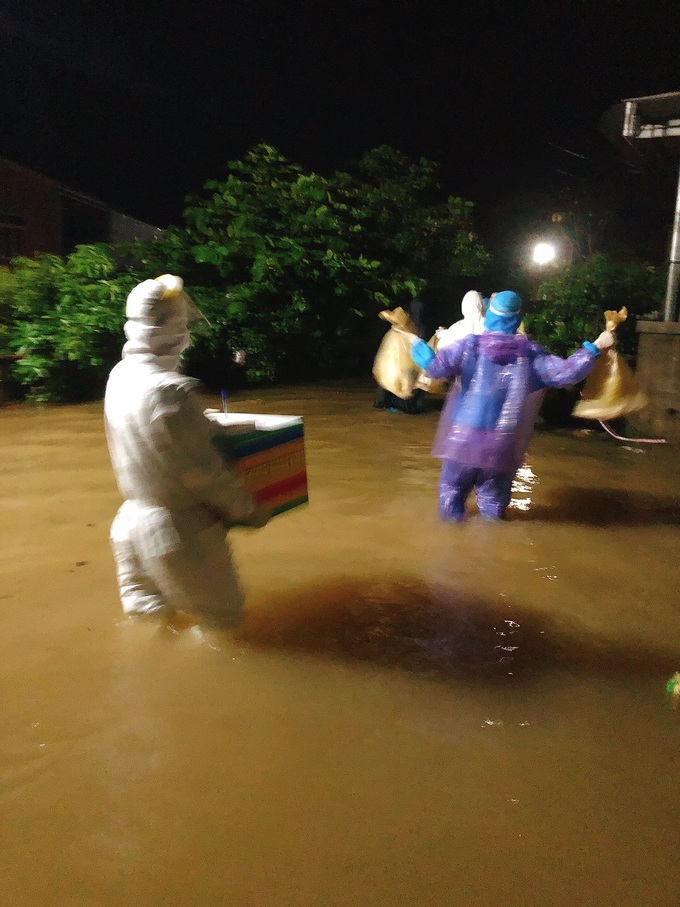 Cán bộ y tế huyện Phong Điền vào xã Phong Hoà lấy mẫu xét nghiệm ngay cả khi trên địa bàn đang chịu ảnh hưởng bão số 5