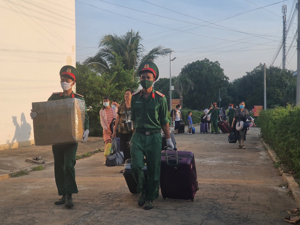 Niềm vui ngày đoàn tụ gia đình của 232 công dân về từ Malaysia - 7 Niềm vui ngày đoàn tụ gia đình của 232 công dân về từ Malaysia - 7