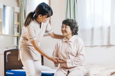 Chăm sóc vệ sinh cho người già tại nhà từ góc nhìn chuyên gia