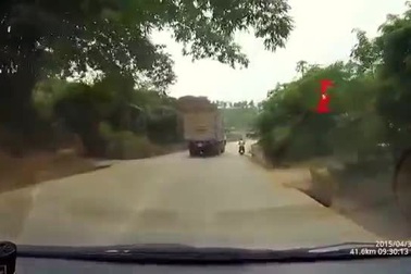 2 cô gái thoát chết dưới bánh xe tải