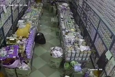 Clip mẹ dạy con 3 tuổi trộm đồ ở cửa hàng