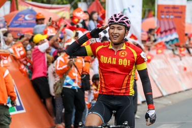 Nguyễn Thành Tâm tiến gần đến áo vàng chung cuộc giải xe đạp xuyên Việt 2018