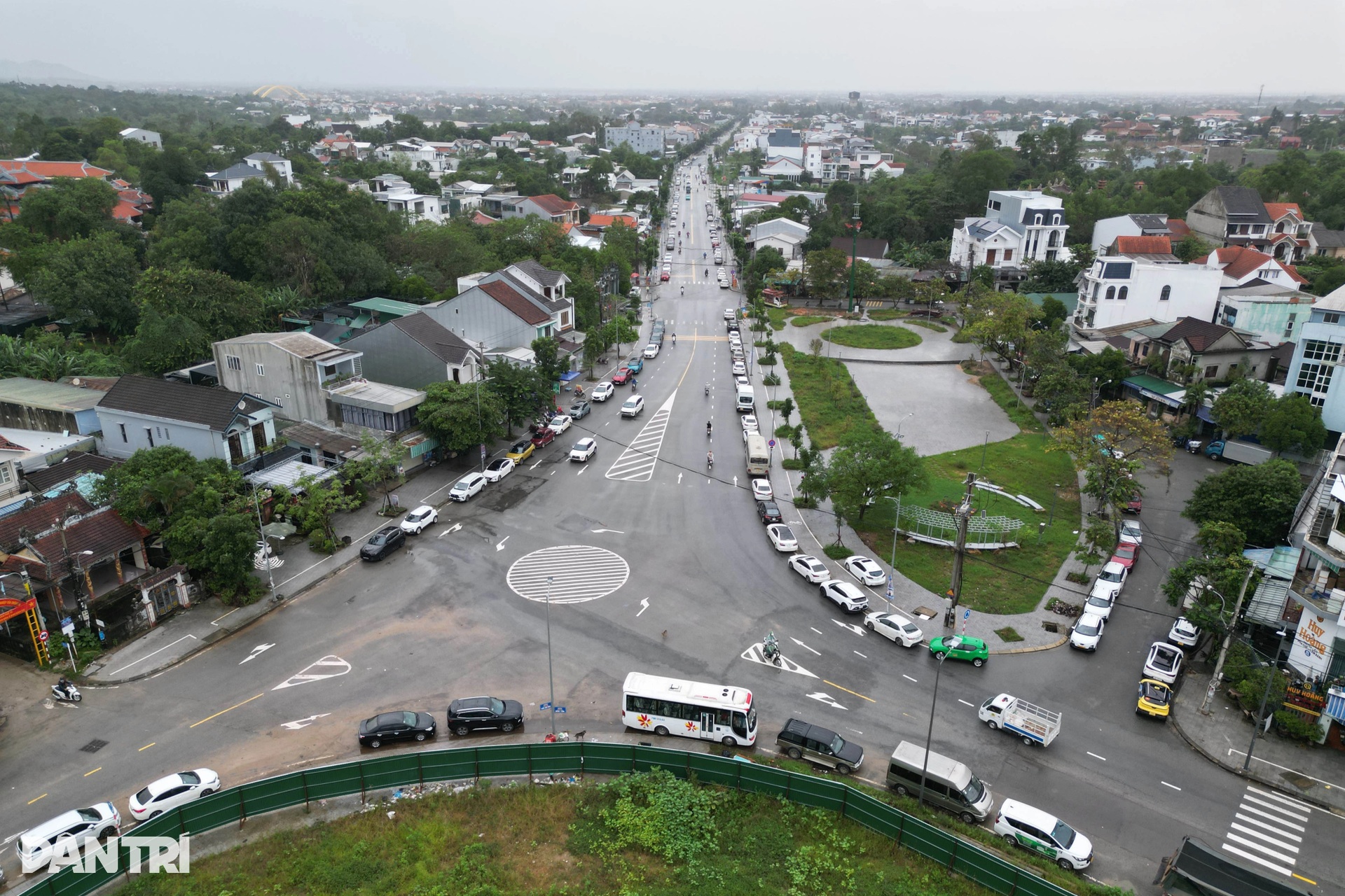 Người Huế hối hả đưa ô tô chạy lụt lần thứ 4, có chủ xe bị lập biên bản - 9 Người Huế hối hả đưa ô tô chạy lụt lần thứ 4, có chủ xe bị lập biên bản - 9