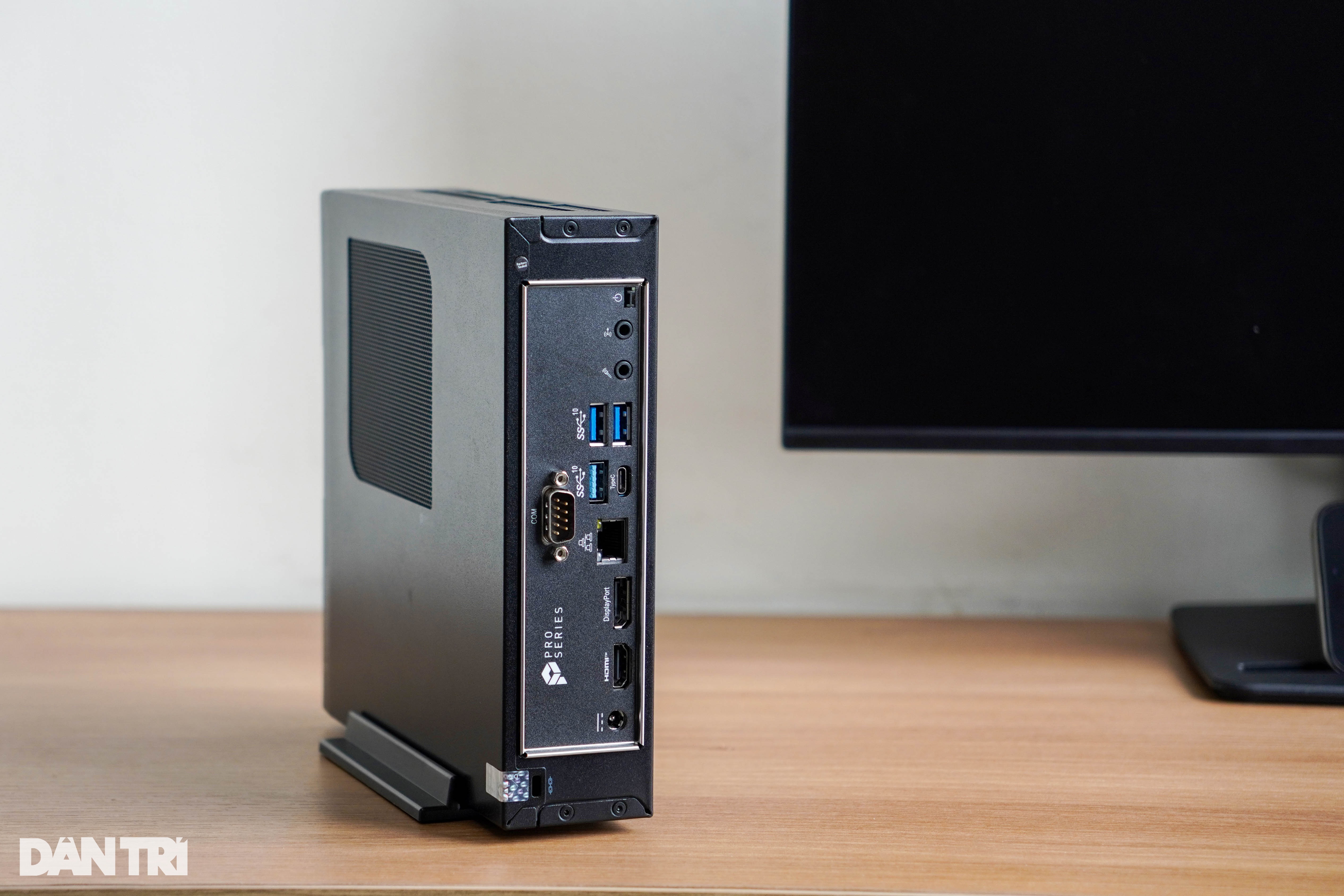 Trải nghiệm máy tính có kích thước nhỏ như cục phát WiFi - 3 Trải nghiệm máy tính có kích thước nhỏ như cục phát WiFi - 3